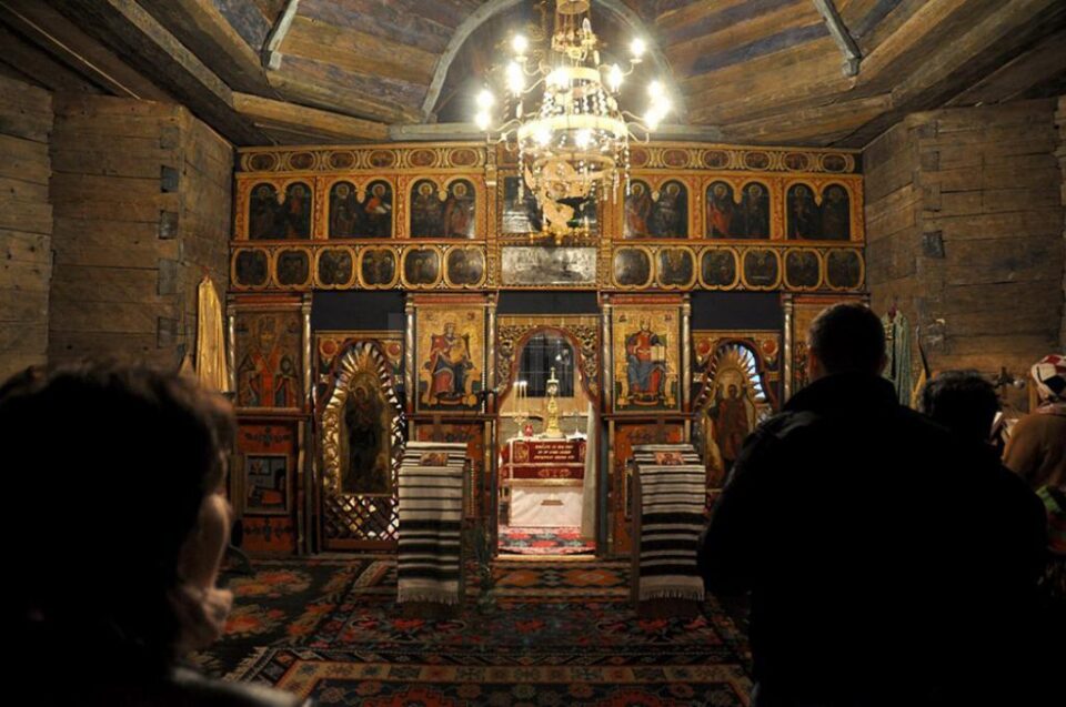 Slujbele religioase în Biserica Înălțarea Domnului, din Muzeul Satului Bucovinean, încep din Duminica Floriilor