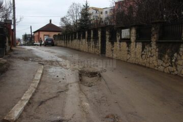 Un adevărat crater a apărut pe str. 6 Noiembrie acolo unde s-au înlocuit rețelele de canalizare