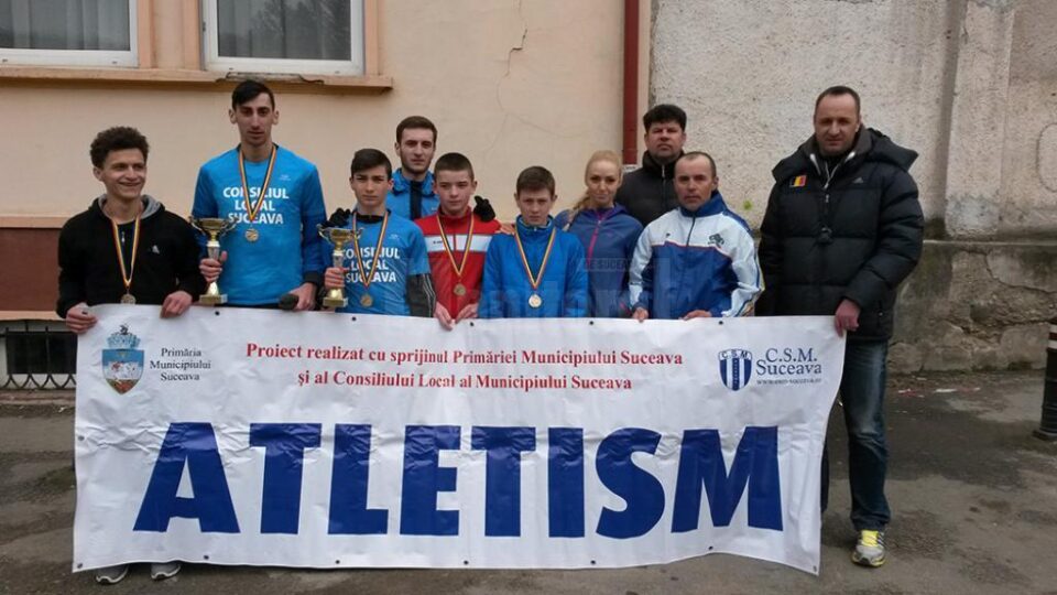 O parte din atleții de la CSM Suceava medaliați la naționalele de marș, alături de antrenorii Radu Mihalescu și Silviu Casandra
