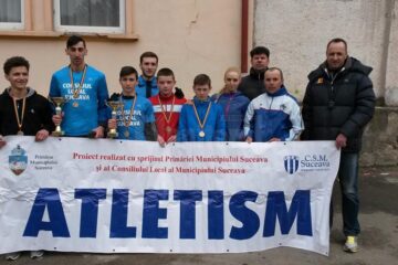 O parte din atleții de la CSM Suceava medaliați la naționalele de marș, alături de antrenorii Radu Mihalescu și Silviu Casandra