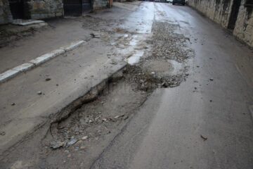 Un adevărat crater a apărut pe str. 6 Noiembrie acolo unde s-au înlocuit rețelele de canalizare