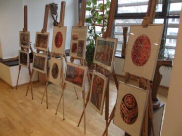 Evenimentul a avut ca fundal vizual expoziția „Miniaturi Bucovinene - moșteniri totemice”i - spectacol de muzică veche românească (1)lașii - spectacol de muzică veche românească