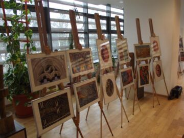 Evenimentul a avut ca fundal vizual expoziția „Miniaturi Bucovinene - moșteniri totemice”i - spectacol de muzică veche românească (1)lașii - spectacol de muzică veche românească