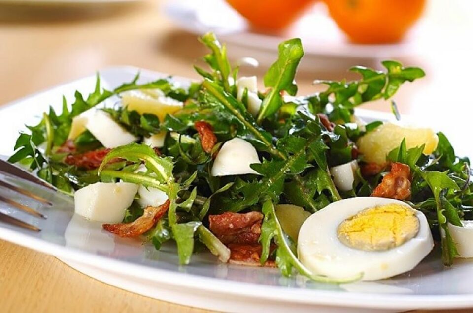 Salată de primavară, cu păpădie, arpagic și tarhon