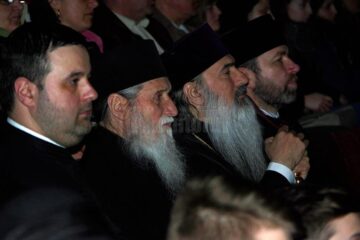 În sala de spectacol s-au aflat ÎPS Pimen și ÎPS Teodosie