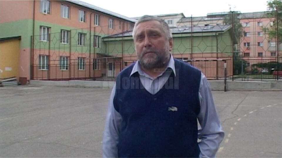 Directorul Școlii Gimnaziale Nr. 10, Dumitru Chiuariu, declară că de-a lungul timpului elevul a mai avut probleme de comportament, dar despre consum de alcool până acum nu a auzit nimic Directorul Școlii Gimnaziale Nr. 10, Dumitru Chiuariu, declară că de-a lungul timpului elevul a mai avut probleme de comportament, dar despre consum de alcool până acum nu a auzit nimic