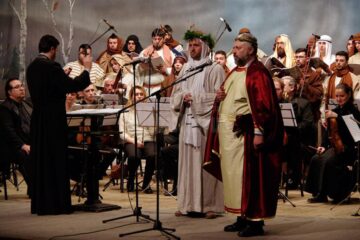 Aplauze la scenă deschisă după spectacolul dramatic cu caracter prepascal susținut de Corala „Armonia” din Constanța