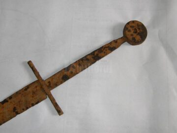 Sabie voievodală asemănătoare cu cea deținută de Ștefan cel Mare, descoperită întâmplător într-o pădure