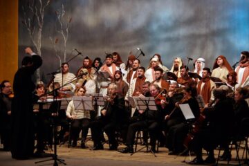 Aplauze la scenă deschisă după spectacolul dramatic cu caracter prepascal susținut de Corala „Armonia” din Constanța