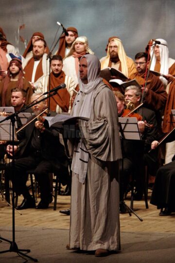 Aplauze la scenă deschisă după spectacolul dramatic cu caracter prepascal susținut de Corala „Armonia” din Constanța