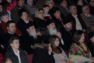 În sala de spectacol s-au aflat ÎPS Pimen și ÎPS Teodosie