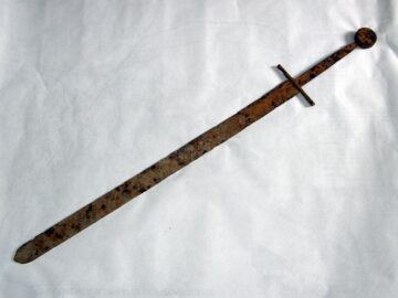 Sabie voievodală asemănătoare cu cea deținută de Ștefan cel Mare, descoperită întâmplător într-o pădure
