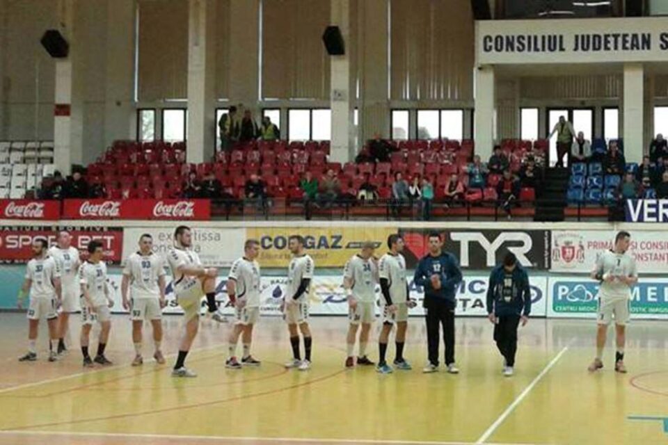 Universitarii pierd la șase goluri disputa de pe terenul campioanei