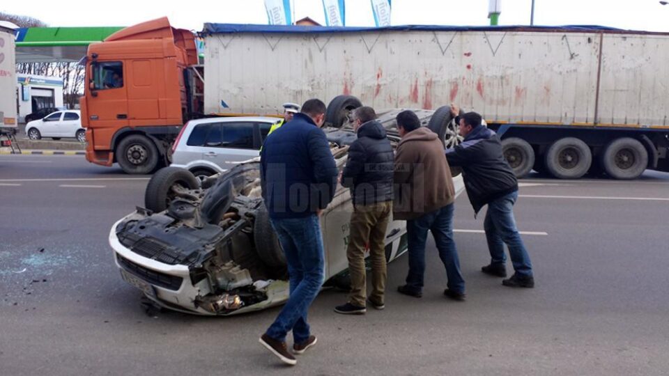 Evenimentul rutier s-a produs ieri, în jurul orei 16.00, și, în ciuda violenței impactului, șoferul aflat în mașina răsturnată nu a suferit leziuni