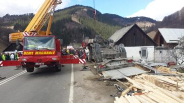 Accident cu trei morți, după ce un tir s-a răsturnat în curtea unei case