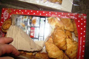 Țigări de proveniență ucraineană, ascunse în cutii cu prăjituri