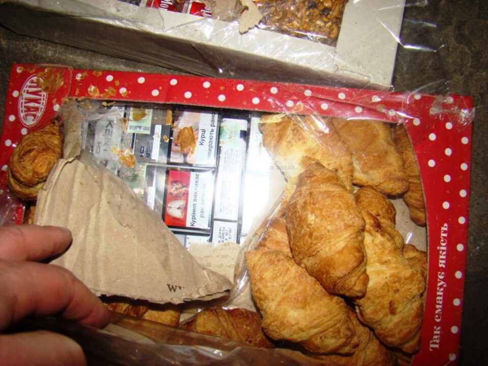 Țigări de proveniență ucraineană, ascunse în cutii cu prăjituri