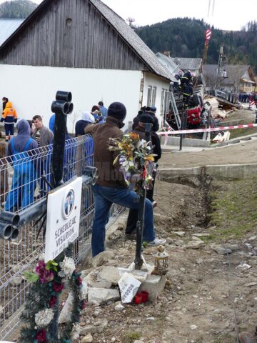 Doua cruci care amintesc de tragedia din 2013, în imediata apropiere a locului în care ieri au murit alți trei oameni