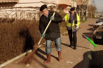 Primarul Ion Lungu și patronul firmei de salubrizare Diasil, Anton Curelaru, au participat la campania “Toți pentru curățenia orașului”