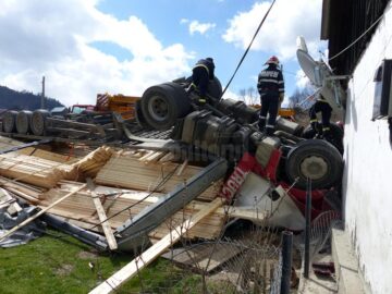 Autotrenul s-a zdrobit între peretele casei și încărcătură