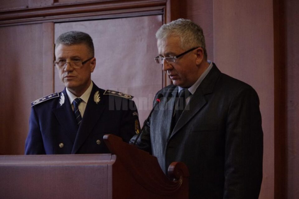 Noul prefect de Suceava, Constantin Harasim, a fost instalat oficial în funcție de chestorul de poliție Florea Oprea Noul prefect de Suceava, Constantin Harasim, a fost instalat oficial în funcție de chestorul de poliție Florea Oprea