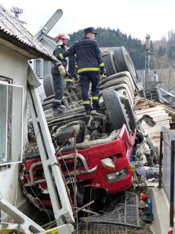 Autotrenul s-a zdrobit între peretele casei și încărcătură