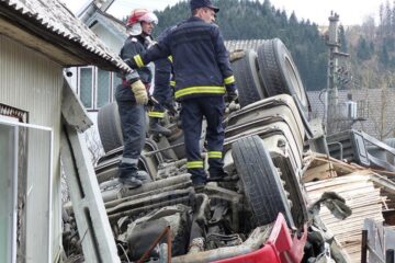 Autotrenul s-a zdrobit între peretele casei și încărcătură