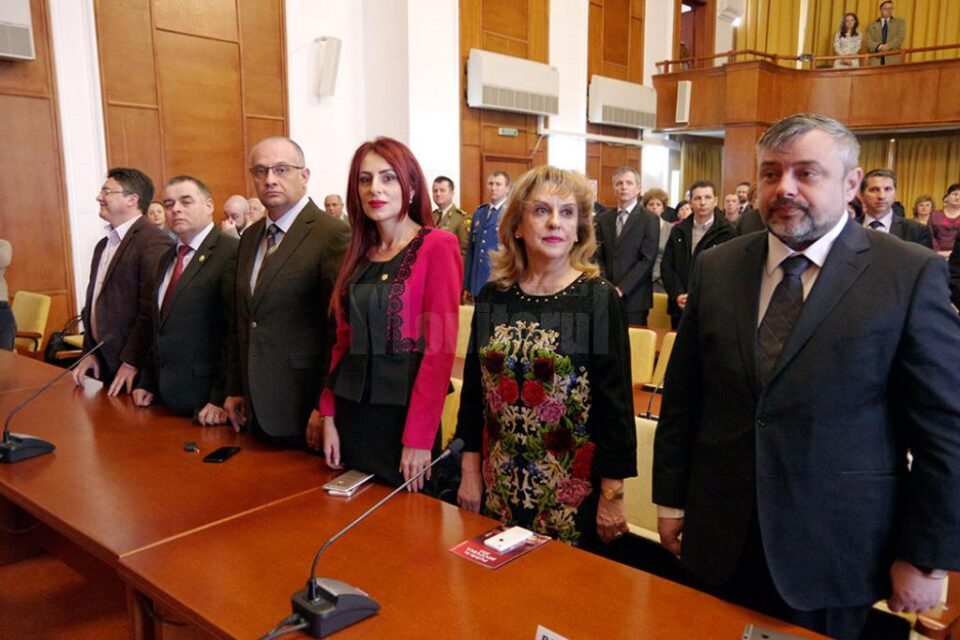 Invitații la învestirea prefectului, ridicați în picioare la citirea hotărârilor de guvern