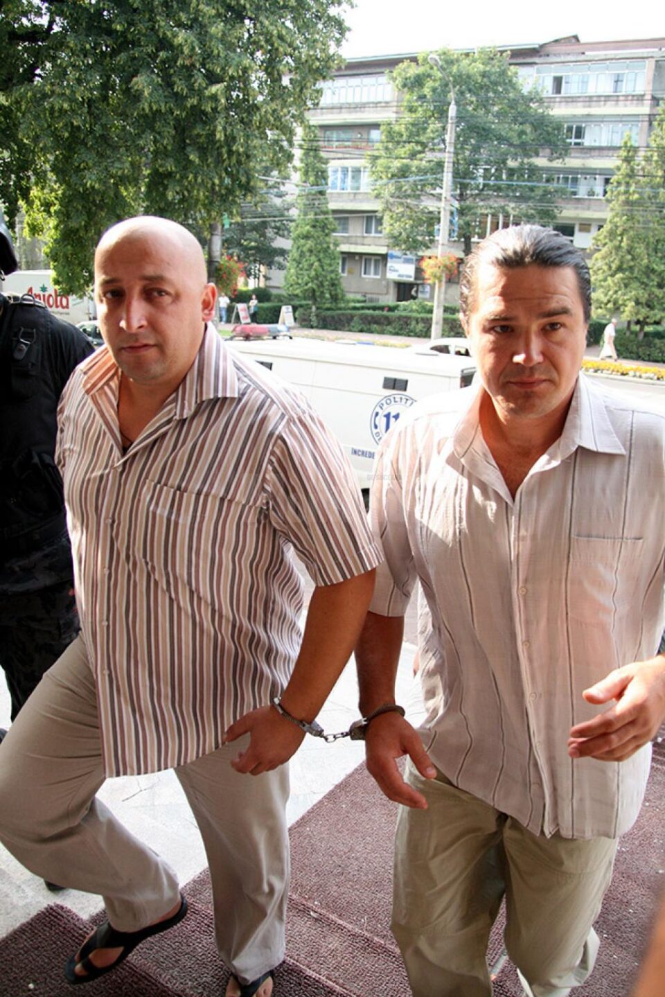 În 2010, aduși la arestare, George Tărâță, zis „Cușu”, în stânga, și Constantin Nistor, zis „Copilu”, în dreapta