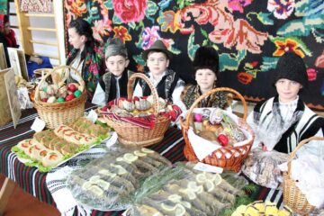 Minunile create de gospodinele din Bucovina, expuse la Festivalul Ouălor Încondeiate de la Moldovița