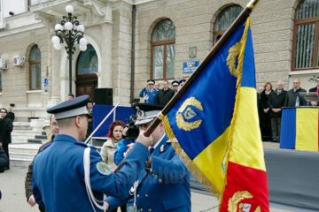 Drapelul de luptă, înmânat de generalul-maior Mircea Olaru, lt-colonelului Mihai Marian Lungu, inspectorul-șef al Jandarmeriei Suceava
