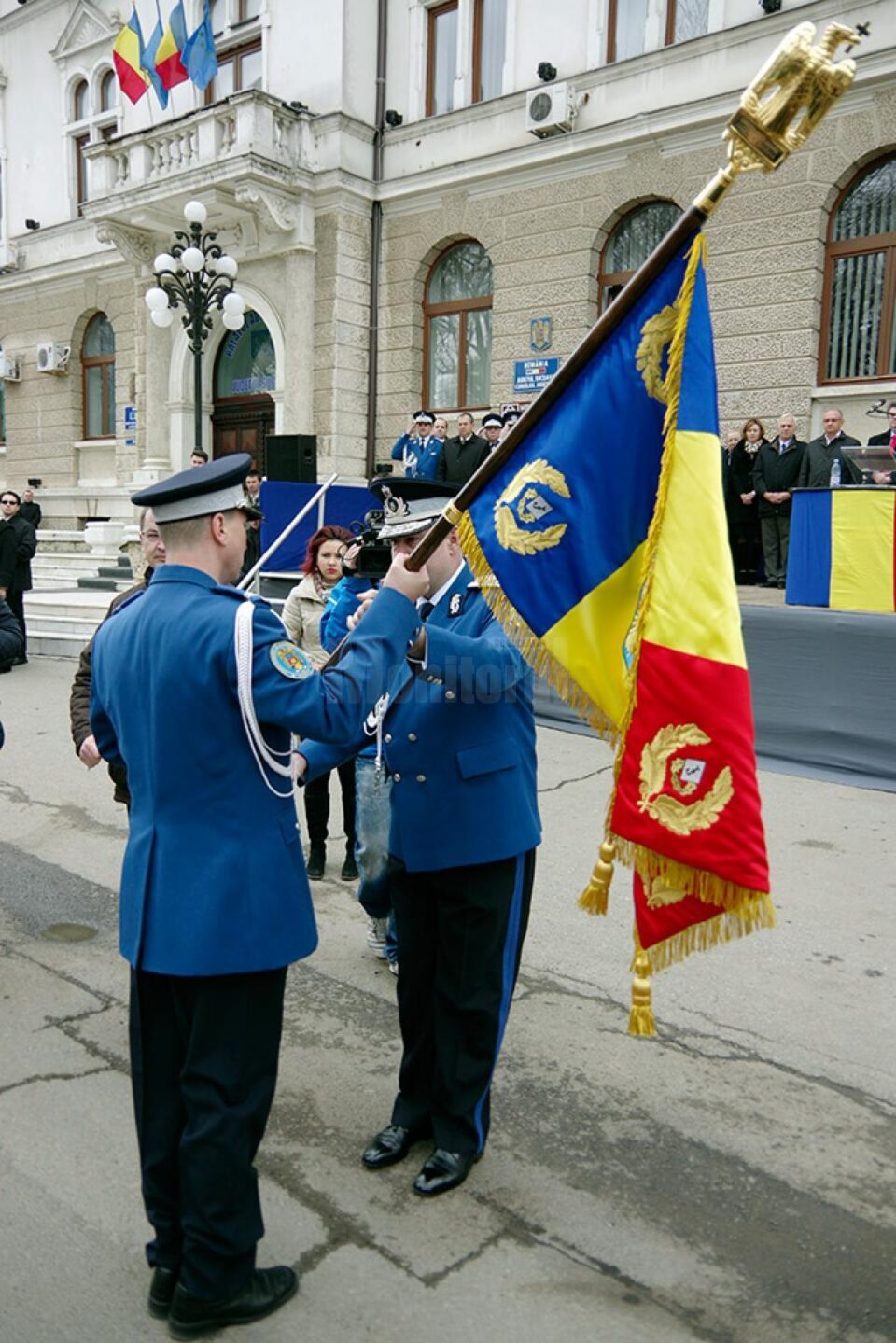 Drapelul de luptă, înmânat de generalul-maior Mircea Olaru, lt-colonelului Mihai Marian Lungu, inspectorul-șef al Jandarmeriei Suceava Drapelul de luptă, înmânat de generalul-maior Mircea Olaru, lt-colonelului Mihai Marian Lungu, inspectorul-șef al Jandarmeriei Suceava