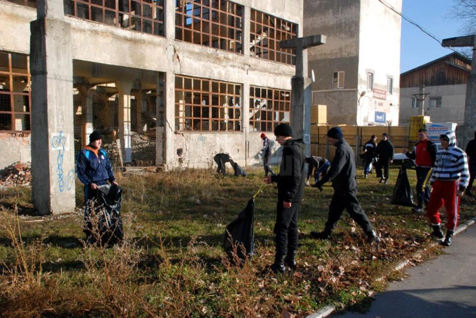 Elevii din anul I ai Școlii Militare de Subofițeri Jandarmi Fălticeni au participat la acțiuni de ecologizare a mai multor străzi și de plantare de puieți