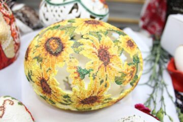 Minunile create de gospodinele din Bucovina, expuse la Festivalul Ouălor Încondeiate de la Moldovița