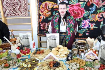 Minunile create de gospodinele din Bucovina, expuse la Festivalul Ouălor Încondeiate de la Moldovița