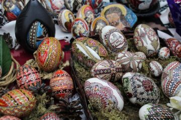 Minunile create de gospodinele din Bucovina, expuse la Festivalul Ouălor Încondeiate de la Moldovița