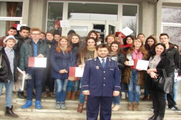Agentul-șef adjunct Cristi Pădurariu si elevii de la Colegiul de Artă Suceava