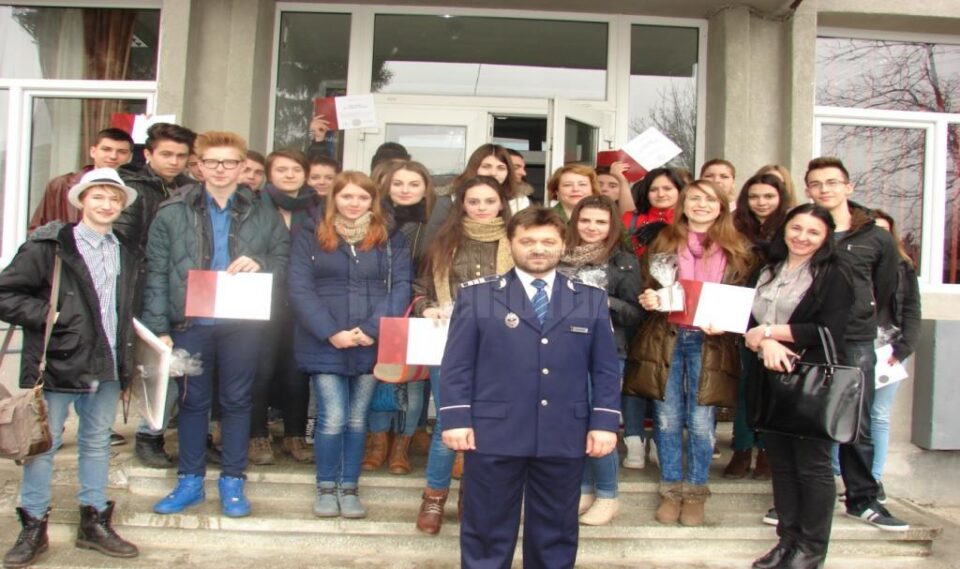 Agentul-șef adjunct Cristi Pădurariu si elevii de la Colegiul de Artă Suceava