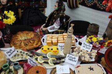 Minunile create de gospodinele din Bucovina, expuse la Festivalul Ouălor Încondeiate de la Moldovița