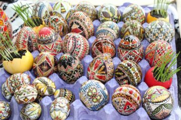 Minunile create de gospodinele din Bucovina, expuse la Festivalul Ouălor Încondeiate de la Moldovița