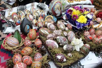 Minunile create de gospodinele din Bucovina, expuse la Festivalul Ouălor Încondeiate de la Moldovița