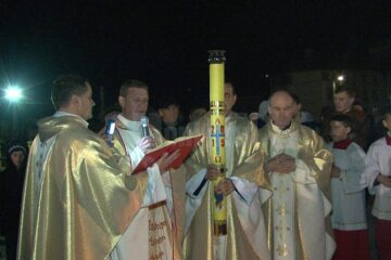 Credincioși catolici au înconjurat bisericile unde s-au oficiat slujbe, au luat lumină și s-au rugat pentru ca această sărbătoare importantă a creștinătății să poată fi celebrată în liniște și pace