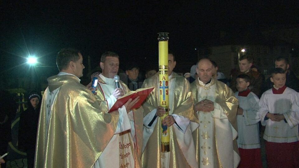 Credincioși catolici au înconjurat bisericile unde s-au oficiat slujbe, au luat lumină și s-au rugat pentru ca această sărbătoare importantă a creștinătății să poată fi celebrată în liniște și pace