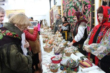 Minunile create de gospodinele din Bucovina, expuse la Festivalul Ouălor Încondeiate de la Moldovița