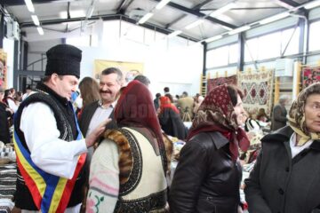 Minunile create de gospodinele din Bucovina, expuse la Festivalul Ouălor Încondeiate de la Moldovița