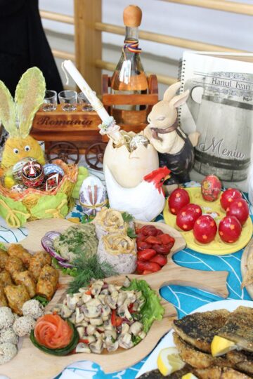 Minunile create de gospodinele din Bucovina, expuse la Festivalul Ouălor Încondeiate de la Moldovița