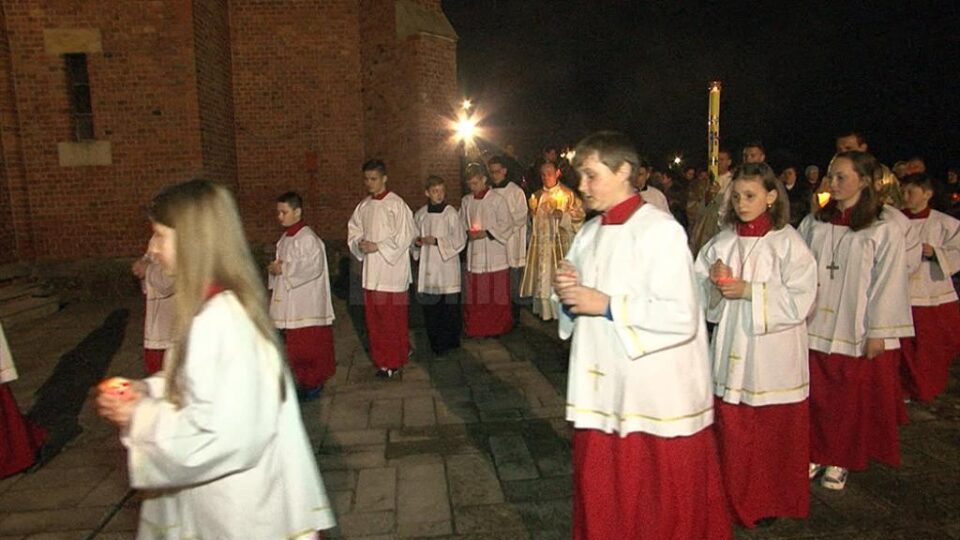 Credincioși catolici au înconjurat bisericile unde s-au oficiat slujbe, au luat lumină și s-au rugat pentru ca această sărbătoare importantă a creștinătății să poată fi celebrată în liniște și pace