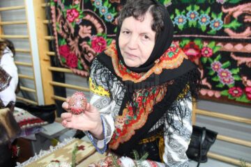 Minunile create de gospodinele din Bucovina, expuse la Festivalul Ouălor Încondeiate de la Moldovița