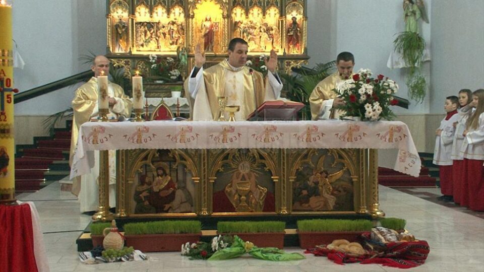 Mii de credincioși catolici din județ au întâmpinat Paștele