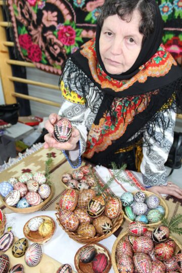 Minunile create de gospodinele din Bucovina, expuse la Festivalul Ouălor Încondeiate de la Moldovița